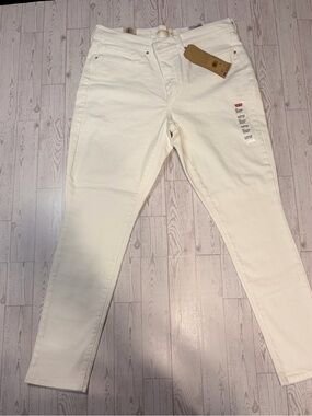 New Levi's Women's  Size-33/30 Shaping Skinny White/Cream Jeans